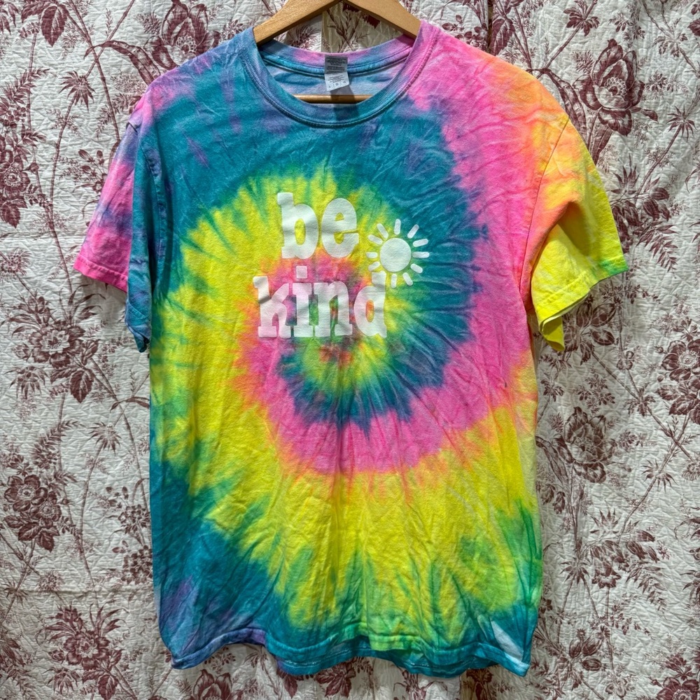 Be Kind Tie Dye Graphic T-Shirt Gildan Heavy Cotton Size Large